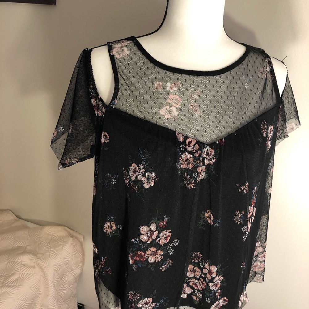 iZ Breyer cold shoulder  flock lace top, lined